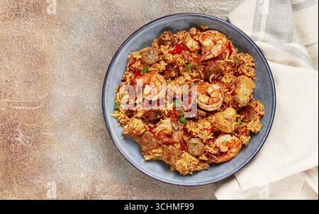 Jambalaya, piatto creolo, pilaf americano, riso con pollo e gamberi, verdure, fatte in casa, non c'è gente Foto Stock