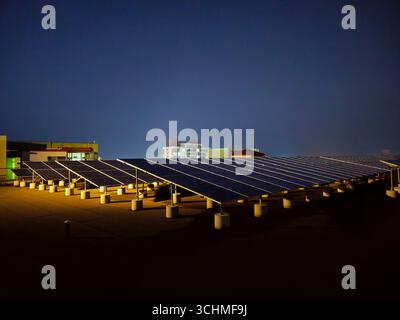 Rooftop Solar Array at Night, centro commerciale, Shandong, Cina Foto Stock