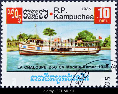 Francobollo cancellato stampato dalla Cambogia, che mostra River boat, circa 1985. Foto Stock