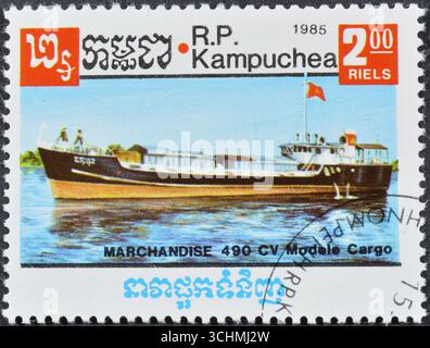 Francobollo cancellato stampato dalla Cambogia, che mostra River boat, circa 1985. Foto Stock