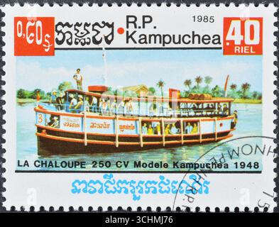 Francobollo cancellato stampato dalla Cambogia, che mostra River boat, circa 1985. Foto Stock