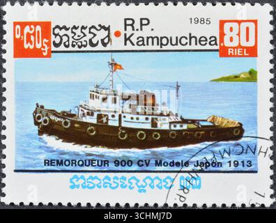Francobollo cancellato stampato dalla Cambogia, che mostra River boat, circa 1985. Foto Stock
