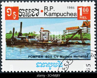 Francobollo cancellato stampato dalla Cambogia, che mostra River boat, circa 1985. Foto Stock