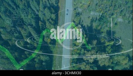 Grafica sovrapposta che mostra il grafico verde e le icone utente che monitorano il veicolo su strade forestali a due corsie Foto Stock