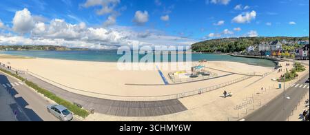 Vista panoramica sulla spiaggia nel villaggio costiero di Morgat in Francia Foto Stock