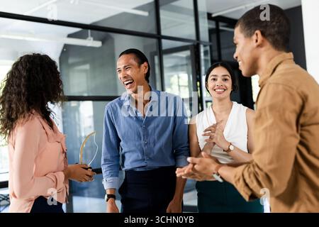 Festeggiamo il successo, i diversi team aziendali ridono e applaudono in un ufficio moderno Foto Stock