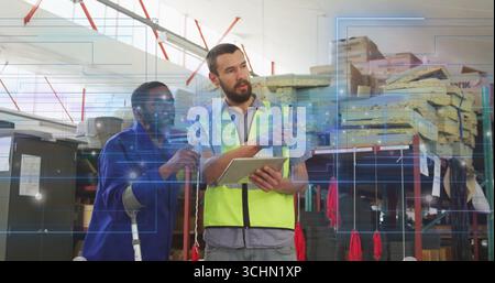 Esame dei colleghi di tablet che lavorano all'inventario in magazzino con bastone passante e cinghie di sollevamento rosse Foto Stock