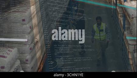 Lavoratore ambulante in giubbotto di sicurezza che passa sacchi su scaffali nella corsia del magazzino, sovrapposizione di codici, spazio di copia Foto Stock