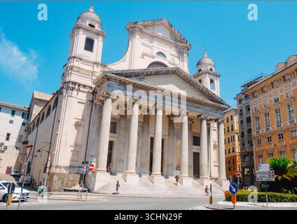 Genova, Italia - 27 giugno 2025: Vista sulla strada della Basilica della Santissima Annunziata del Vastato a Genova, Italia, con la sua facciata neoclassica e. Foto Stock