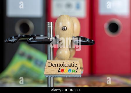 (Montaggio fotografico) primo piano di un francobollo con la scritta DEMOKRATIE LEBEN Foto Stock