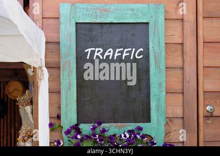 Concetto di sviluppo della trasformazione digitale delle città intelligenti. Copia spazio. Scritta sul TRAFFICO su un'affascinante parete di legno con una lavagna con cornice turchese. Foto Stock