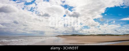 Drudge Bay, Northumberland con la bassa marea. Foto Stock