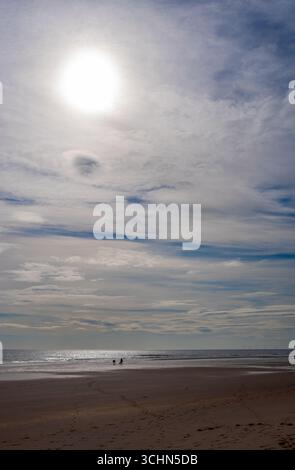 Coppia che cammina lungo la spiaggia di Drudge Bay con la bassa marea Foto Stock