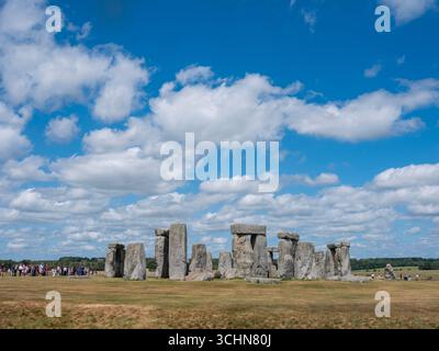 stonehenge, Regno Unito, 28 giugno 2025: Antiche rovine di stonehenge sotto il cielo blu nella contea inglese del wiltshire Foto Stock