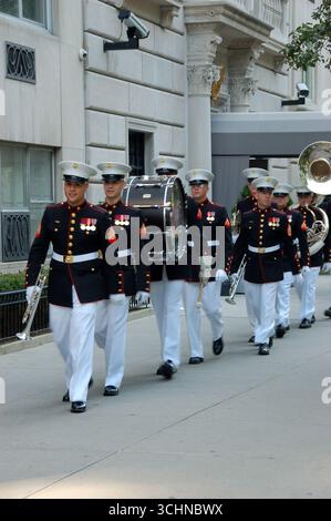 La banda di marcia del corpo dei Marines degli Stati Uniti in uniforme si esibisce durante la Columbus Day Parade a New York City, allineata lungo una strada della città Foto Stock
