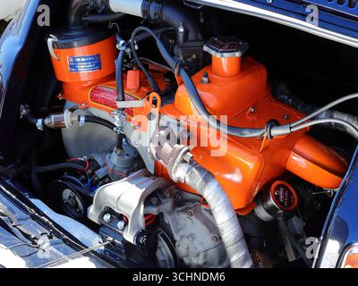 In questa fotografia è visibile un vano motore per auto d'epoca, con un monoblocco e una testata di colore arancione brillante. Il motore sembra essere un'unità compatta, raffreddata ad aria, probabilmente di una Fiat 500 o di un'auto di piccole dimensioni simile. Lo sfondo mostra una parte della carrozzeria blu scuro della vettura. Illustrativo, editoriale: Lo Stokes Bay Car Rally a Gosport, Hampshire, Inghilterra. 25 agosto 2025. Foto Stock