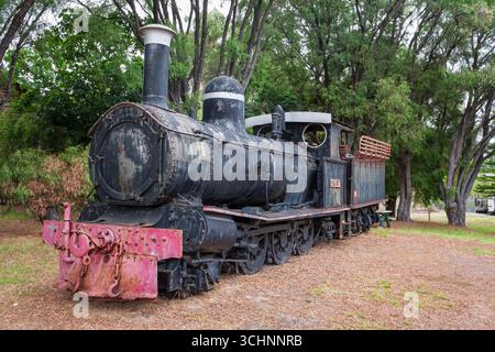 Una storica locomotiva a vapore che è una mostra pubblica nel centro di Pemberton, Australia Occidentale Foto Stock