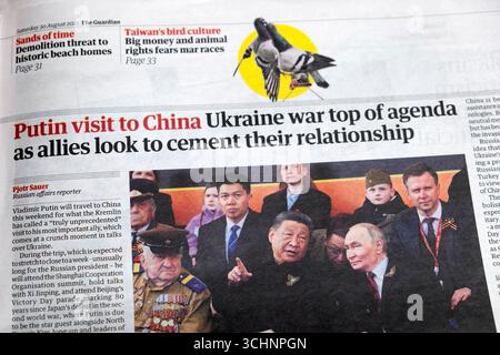 "La visita di Putin in Cina Ucraina la guerra è in cima all'ordine del giorno mentre gli alleati cercano di consolidare la loro relazione" titolo del quotidiano Guardian 30 agosto 2025 Londra Regno Unito Foto Stock
