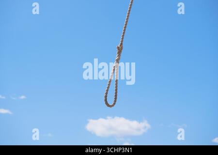 Anello per fune appeso al cielo blu. Foto Stock