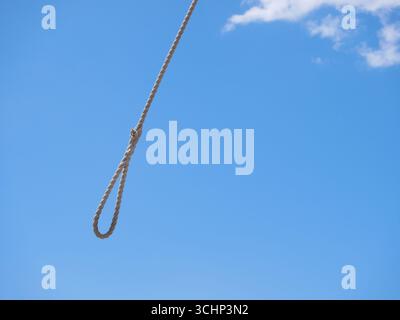 Anello per fune appeso al cielo blu. Foto Stock