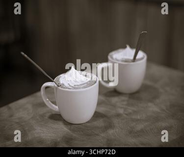 Due tazze di cioccolata calda. Fotografia d'arte minimalista in bianco e nero. Foto Stock