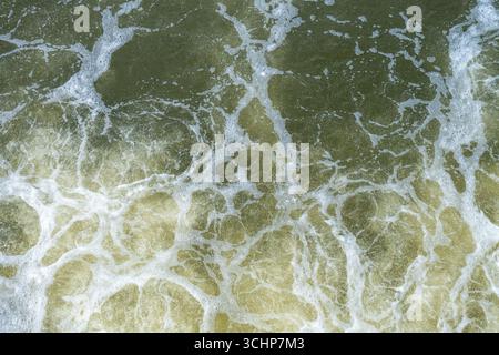 Schiuma marina e superficie oceanica testurizzata, motivi bianchi astratti su acqua verde per sfondi naturali Foto Stock