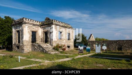 Edifici abbandonati, ora un museo, nella prigione di Aipelo, Timor Est Foto Stock