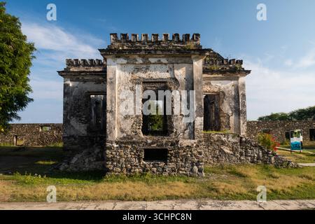 Edifici abbandonati, ora un museo, nella prigione di Aipelo, Timor Est Foto Stock
