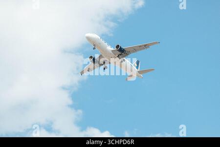 Aereo nel cielo da vicino Foto Stock