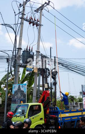 CANGGU, BALI - 24 ottobre: I lavoratori elettrici installano un nuovo trasformatore di sottostazione a Canggu, Bali, Indonesia il 24 ottobre. Foto Stock