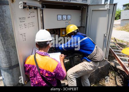 CANGGU, BALI - 24 ottobre: I lavoratori elettrici installano un nuovo trasformatore di sottostazione a Canggu, Bali, Indonesia il 24 ottobre. Foto Stock