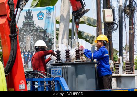 CANGGU, BALI - 24 ottobre: I lavoratori elettrici installano un nuovo trasformatore di sottostazione a Canggu, Bali, Indonesia il 24 ottobre. Foto Stock