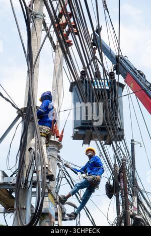 CANGGU, BALI - 24 ottobre: I lavoratori elettrici installano un nuovo trasformatore di sottostazione a Canggu, Bali, Indonesia il 24 ottobre. Foto Stock