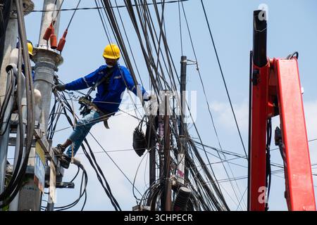 CANGGU, BALI - 24 ottobre: I lavoratori elettrici installano un nuovo trasformatore di sottostazione a Canggu, Bali, Indonesia il 24 ottobre. Foto Stock