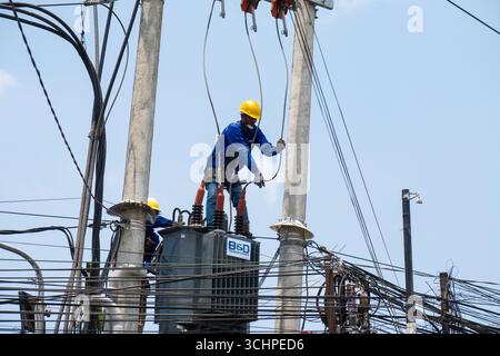 CANGGU, BALI - 24 ottobre: I lavoratori elettrici installano un nuovo trasformatore di sottostazione a Canggu, Bali, Indonesia il 24 ottobre. Foto Stock