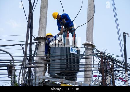 CANGGU, BALI - 24 ottobre: I lavoratori elettrici installano un nuovo trasformatore di sottostazione a Canggu, Bali, Indonesia il 24 ottobre. Foto Stock