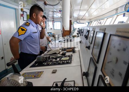 AMBON, INDONESIA - maggio 29: Il primo ufficiale eri Wahyudi Nur fa una chiamata sotto i ponti. Gli ufficiali DELLA KM Pangrango hanno guidato la loro nave fuori dal porto i Foto Stock