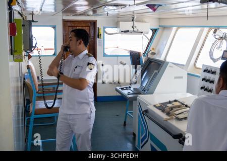AMBON, INDONESIA - maggio 29: Secondo ufficiale al telefono alla sala macchine. Gli ufficiali della KM Pangrango hanno guidato la loro nave fuori dal porto di Ambon, Foto Stock