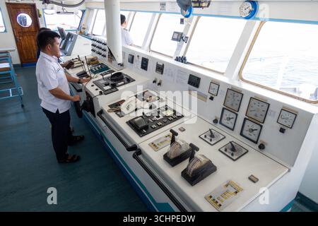 AMBON, INDONESIA - maggio 29: Quartiermastro al timone. Gli ufficiali DELLA KM Pangrango guidarono la loro nave fuori dal porto di Ambon, Indonesia, il 29 maggio. Foto Stock