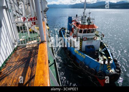 AMBON, INDONESIA - maggio 29: Un pilota marittimo trasferisce tra nave e rimorchiatore. Gli ufficiali DELLA KM Pangrango hanno guidato la loro nave fuori dal porto in AM Foto Stock