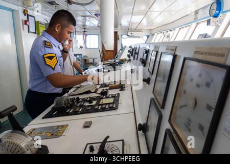 AMBON, INDONESIA - maggio 29: Il primo ufficiale eri Wahyudi Nur fa una chiamata sotto i ponti. Gli ufficiali DELLA KM Pangrango hanno guidato la loro nave fuori dal porto i Foto Stock