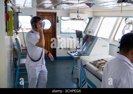 AMBON, INDONESIA - maggio 29: Secondo ufficiale al telefono alla sala macchine. Gli ufficiali della KM Pangrango hanno guidato la loro nave fuori dal porto di Ambon, Foto Stock