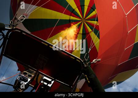 Bruciatore di pallone ad aria calda, fiamma a gas che brucia nella busta, aerostatico volante, Touraine, Francia Foto Stock