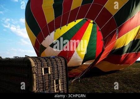 Pallone ad aria calda gonfiore a terra, fiamme gassose bruciate nell'involucro, aerostat, Touraine, Francia Foto Stock