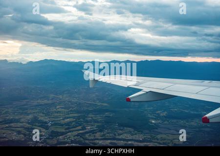 Splendida vista aerea da un aereo che mostra i lussureggianti paesaggi di Popayan, Cauca, Colombia sotto un cielo spettacolare. Foto Stock