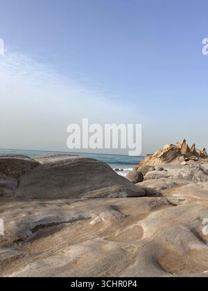 Impressionanti massi di arenaria modellati dall'erosione sulla spiaggia nel sud dell'Iran. Foto Stock