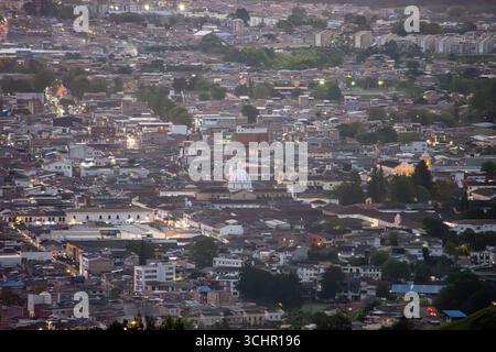 Splendida vista aerea di Popayán, Cauca, Colombia, che mostra l'architettura e il paesaggio urbano della città durante il crepuscolo. Foto Stock
