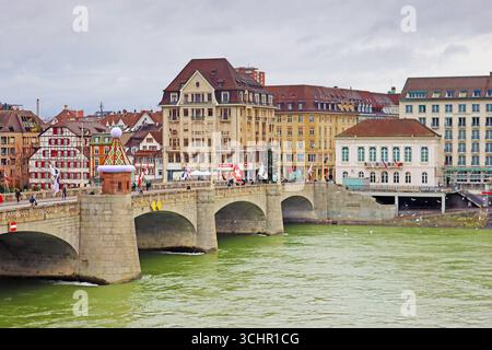 Basilea, Svizzera - 22 dicembre 2023: Veduta del ponte di Mittlere e dell'argine. Nella sua forma attuale, il ponte fu costruito nel 1905 Foto Stock