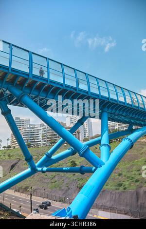 Lima perù agosto 30 2025: Il nuovo ponte pedonale blu di la Paz a miraflores. Foto Stock
