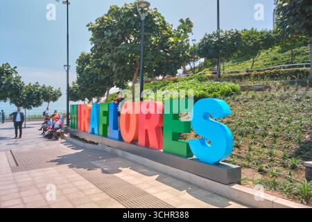 Lima perù agosto 30 2025: La colorata insegna di miraflores accoglie i turisti nel popolare quartiere costiero di lima, in perù, con lettere vivaci e lussureggianti la Foto Stock
